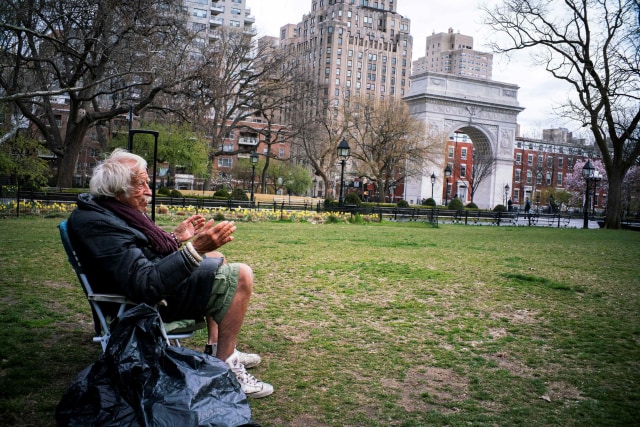 Warga New York, Amerika Serikat bersantai tanpa masker saat kota tersebut sedang lockdown. Foto: REUTERS / Eduardo Munoz