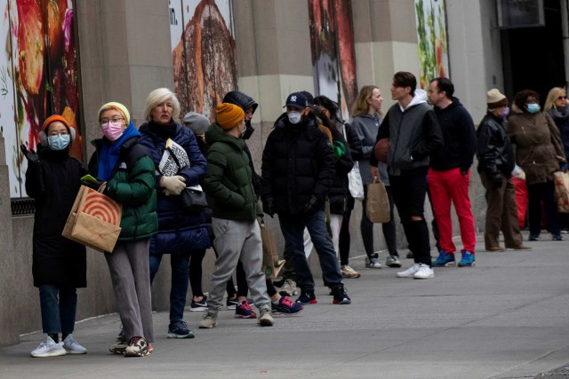 Antrean warga saat berbelanja di New York, Amerika Serikat saat kota tersebut sedang lockdown. Foto: REUTERS / Eduardo Munoz