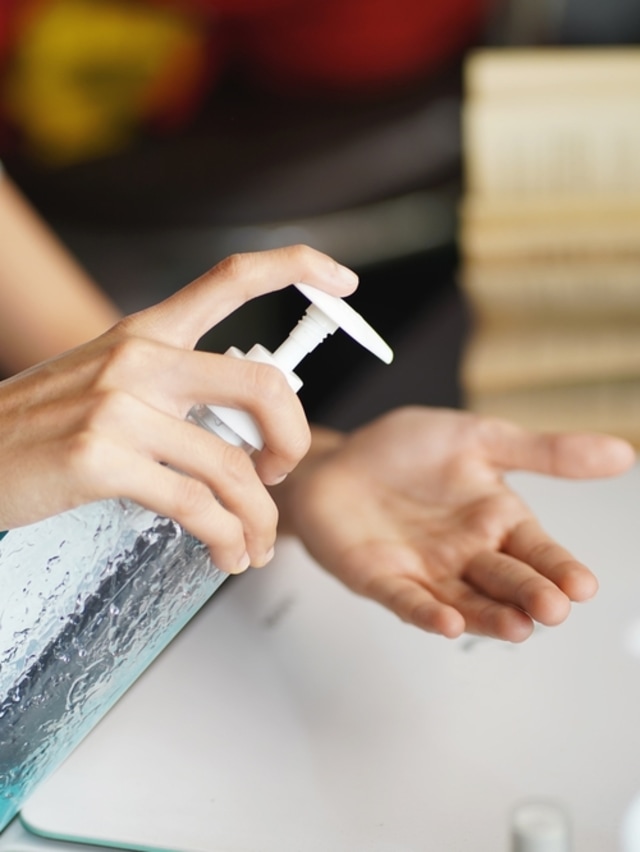 Ilustrasi memakai hand sanitizer.
 Foto: Shutter Stock