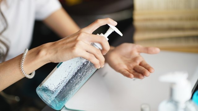 Ilustrasi memakai hand sanitizer.  Foto: Shutter Stock