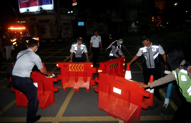 Penutupan jalan protokol kota Tegal, Jawa Tengah sebelum Lockdown Lokal. Foto: ANTARA FOTO/Oky Lukmansyah