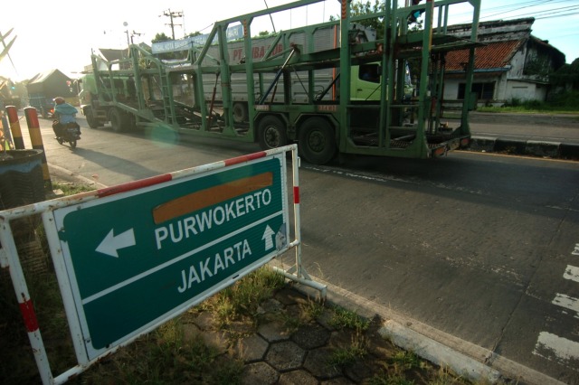Penutupan jalan protokol kota Tegal, Jawa Tengah sebelum Lockdown Lokal. Foto: ANTARA FOTO/Oky Lukmansyah