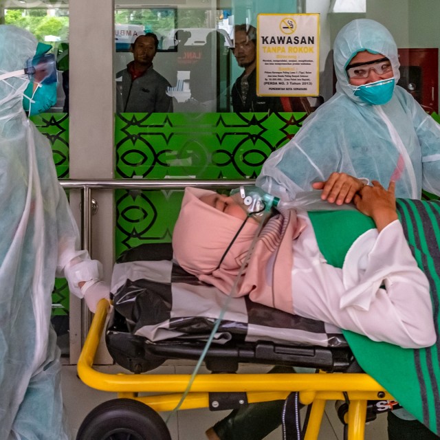 Sejumlah tim medis mengevakuasi seorang pasien menuju Ruang Isolasi Khusus Rumah Sakit Umum Pusat dr Kariadi saat simulasi penanganan wabah virus Corona. Foto: ANTARA FOTO/Aji Styawan