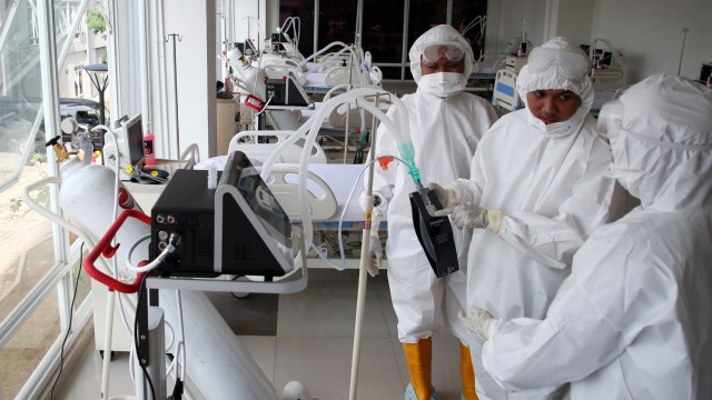 Petugas medis memeriksa kesiapan alat di ruang ICU Rumah Sakit Darurat Penanganan COVID-19 Wisma Atlet Kemayoran, Jakarta, Senin (23/3).  Foto: ANTARA FOTO/Kompas/Heru Sri Kumoro