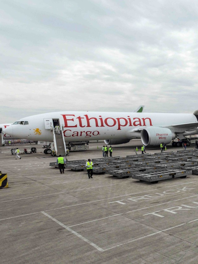 Pesawat kargo yang membawa bantuan medis dari Jack Ma tiba di ibukota Addis Ababa, Ethiopia. Foto: AP Photo/Mulugeta Ayene