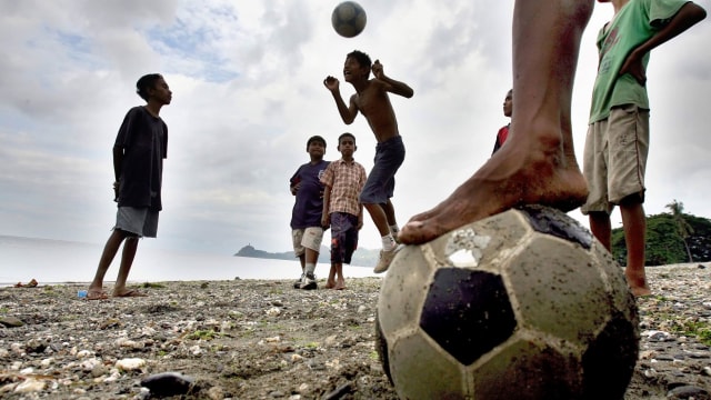 Anak-anak Timor Leste bermain sepak bola. Foto: JEWEL SAMAD / AFP