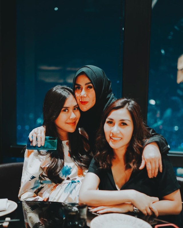 Syahnaz Sadiqah, Mama Amy, dan Nisya Ahmad. Foto: Instagram/nissyaa