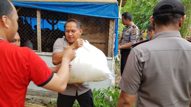 Gabungan kepolisian dari Polres Gorontalo dan Polsek Telaga, menyita 5.100 liter minuman keras (Miras) jenis cap tikus, Senin (23/3)