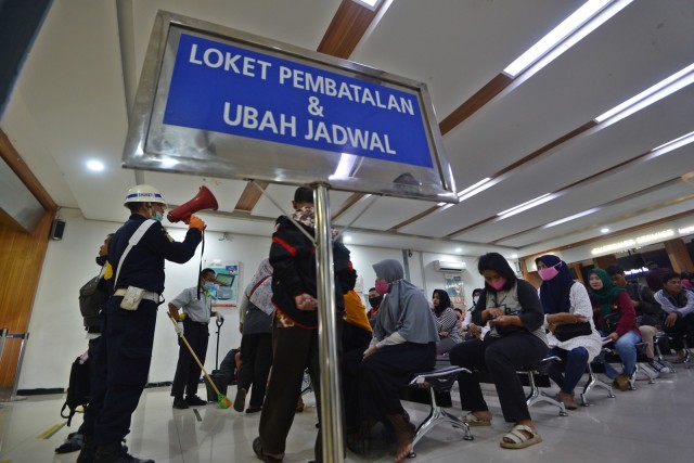 Sejumlah warga menunggu giliran pengurusan pembatalan tiket perjalanan kereta api di loket pelayanan Stasiun Pasar Senen, Jakarta, Senin (23/3). Foto: ANTARA FOTO/Aditya Pradana Putra