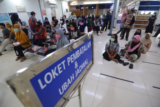 Sejumlah warga menunggu giliran pengurusan pembatalan tiket perjalanan kereta api di loket pelayanan Stasiun Pasar Senen, Jakarta, Senin (23/3). Foto: ANTARA FOTO/Aditya Pradana Putra