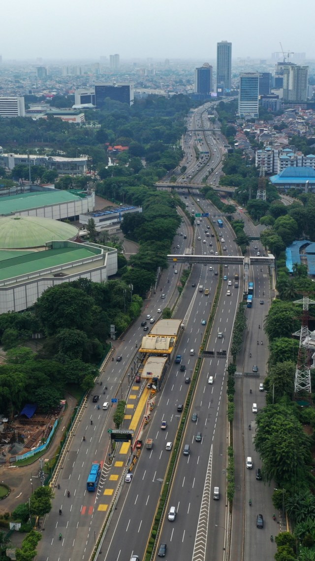 Foto aerial kendaraan melintas di Jalan Gatot Subroto, Jakarta, Senin (23/3). Foto: ANTARA FOTO/Indrianto Eko Suwarso