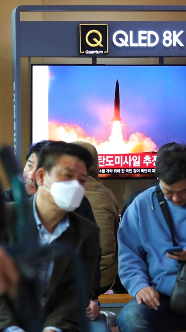 Layar televisi yang memperlihatkan pelunuran rudal Korea Utara saat program berita di stasiun Kereta Api, Seoul, Korea Selatan. Foto: Korean Central News Agency/Korea News Service via AP