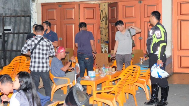 POLISI bubarkan warga masih nongkrong di warung-warung kopi guna mencegah penyebaran Virus Corona (Covid-19), Senin malam, 23 Maret 2020, di Pekanbaru. 