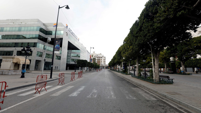 Suasana pusat kota Tunis, hampir kosong pada hari pertama penutupan umum untuk menghentikan penyebaran penyakit corona. Foto: REUTERS / Zoubeir Souissi