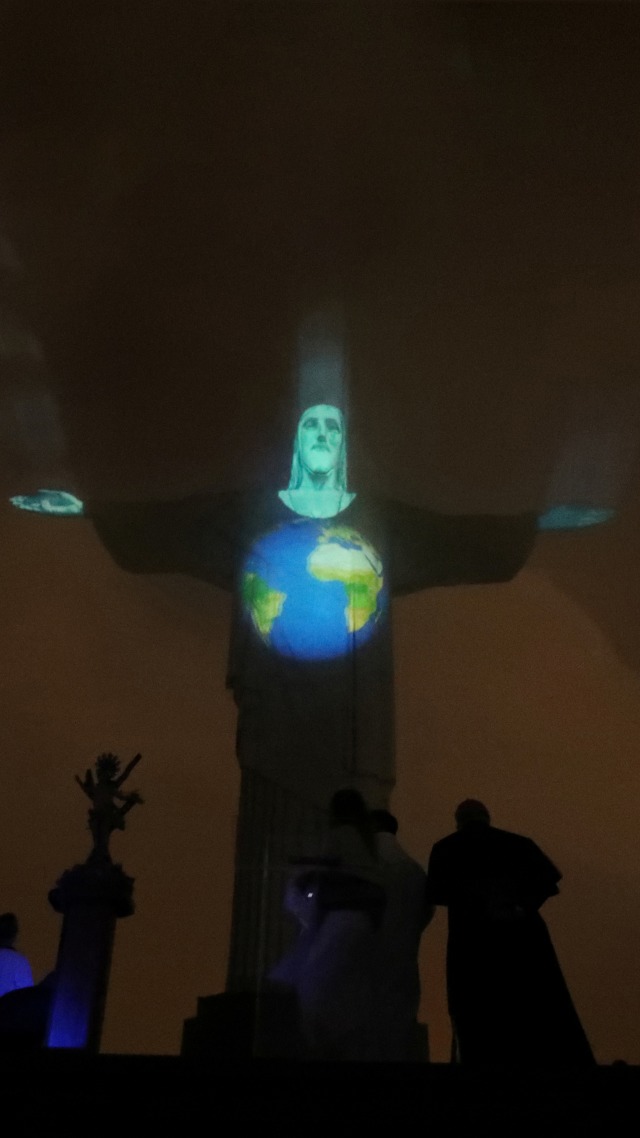 Video mapping di patung Christ the Redeemer, Brasil. Foto: REUTERS/Sergio Moraes