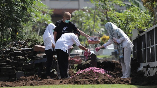Pemakaman guru besar UGM yang positif corona dimakamkan dengan peti kedap udara dan plastik. Foto: Dok. UGM