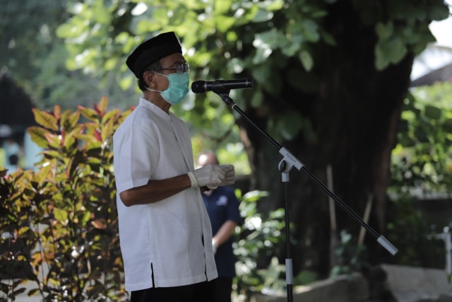 Suasana pemakaman Guru Besar Farmakologi UGM Prof Iwan Dwiprahasto yang positif corona. Foto: Dok. UGM