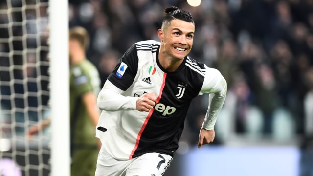 Cristiano Ronaldo merayakan gol ke gawang Cagliari. Foto: Reuters/Massimo Pinca