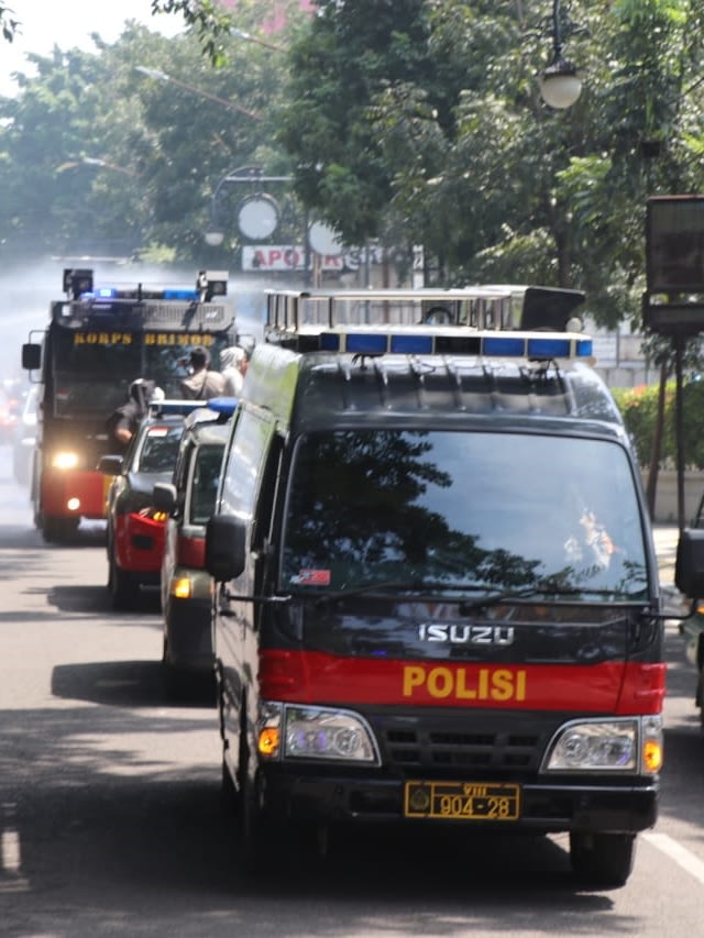 Polrestabes Bandung dan jajaran Brimob Polda Jabar melakukan penyemprotan disinfektan menyusuri sejumlah ruas jalan di Kota Bandung. Foto: Rachmadi Rasyad/kumparan