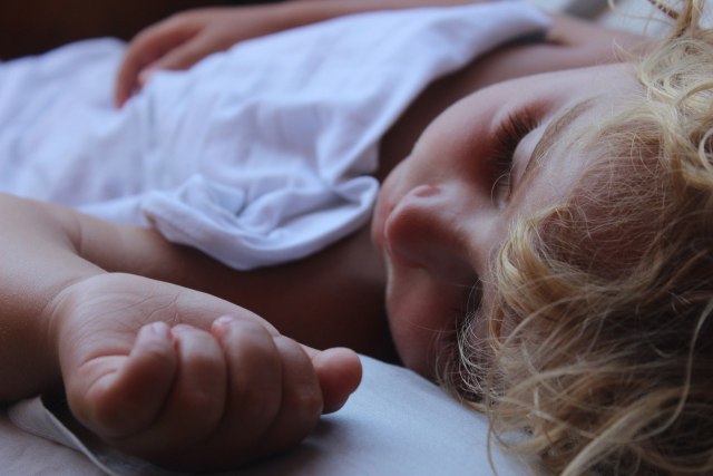 7 Tips Bercinta Saat Anak Tidur Sekamar dengan Orang Tua (3489)