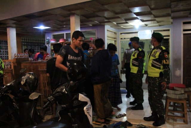 Aparat TNI-Polri Lamongan Sisir Cafe Foto: Dok. Istimewa