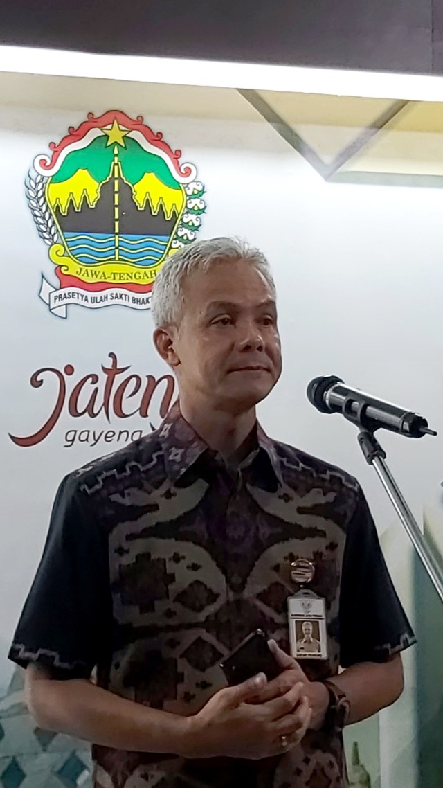 Gubernur Jawa Tengah, Ganjar Pranowo, saat konferensi pers usai mengikuti rapat terbatas melalui Video Conference dipimpin Presiden Joko Widodo. Foto: Afiati Tsalitsati/kumparan