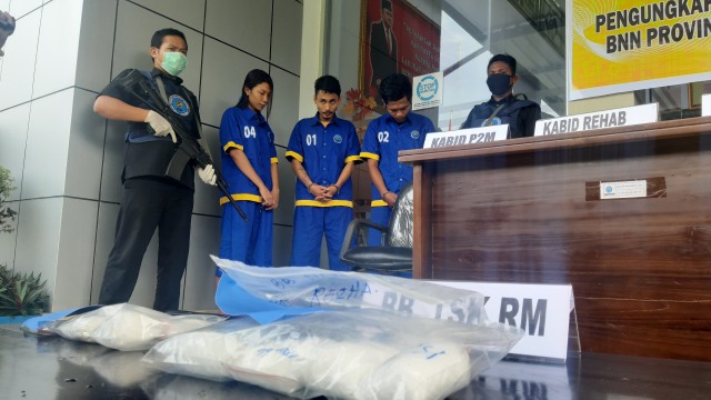 Ketiga tersangka pengedar narkoba saat dimanakn di Kantor BNNP Sultra. Foto: Wiwid Abid Abadi/kendarinesia