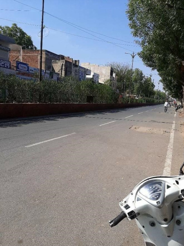 Satu satu ruas jalan di Kota Jaipur, India, tampak sepi. Foto: Javed untuk acehkini 