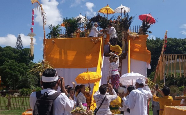 Pare petugas mengahturkan banten (sesaji) di tempat khusus - KR14