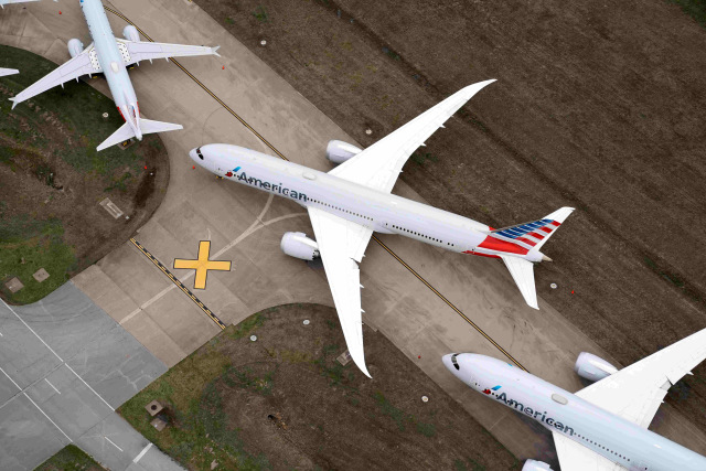 Pesawat penumpang American Airlines terparkir di landasan Bandara Internasional Tulsa di Tulsa, Oklahoma, AS. Foto: REUTERS / Nick Oxford