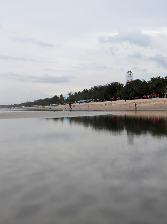 Suasana di Pantai Kuta yang sepi, di tengah penyebaran penyakit virus corona (COVID-19) di Bali, Senin (23/3). Foto: REUTERS/Nyimas Laula