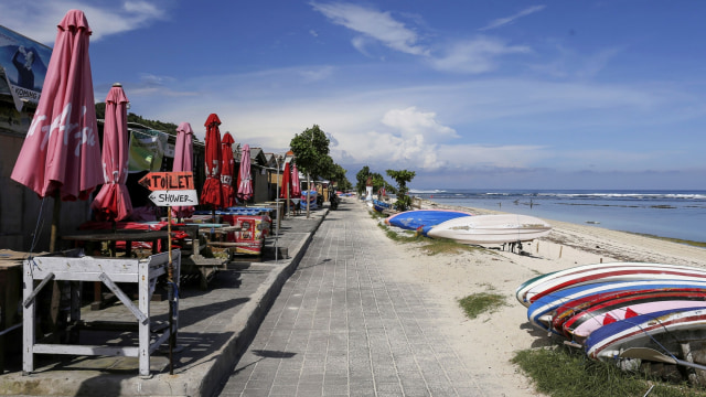 Pantai Pandawa yang kosong, selama ditutup bagi wisatawan akibat wabah corona, di Kuta Selatan, Bali, Senin (23/3). Foto: REUTERS/Johannes P. Christo