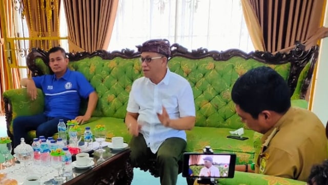 Bupati Lingga, Alias Wello saat konferensi pers di Gedung Daerah Dabo Singkep. Foto: Istimewa