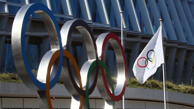 Bendera dan lambang Olimpiade di kantor pusat IOC, Swiss.  Foto: REUTERS/Denis Balibouse