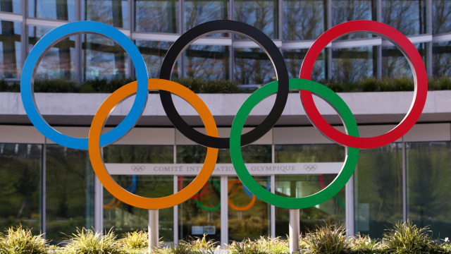 Lambang Olimpiade di kantor pusat IOC, Swiss. Foto: REUTERS/Denis Balibouse