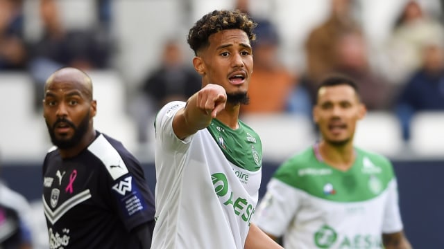 Bek Arsenal yang dipinjamkan ke Saint-Etienne, William Saliba. Foto: AFP/Nicolas Tucat