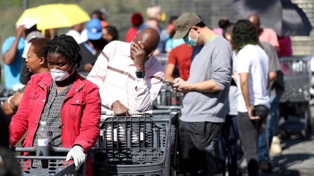 Pembeli mengantri untuk membeli bahan makanan di toko Pick n Pay jelang lockdown di Afrika Selatan. Foto: REUTERS / Siphiwe Sibeko