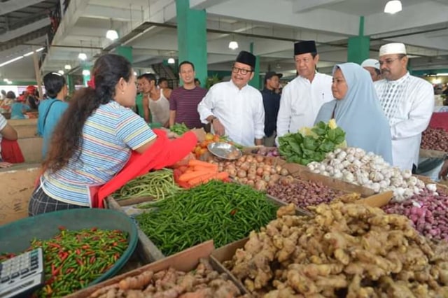 Isdianto mengunjungi pasar Fanindo Batam. Foto: Istimewa