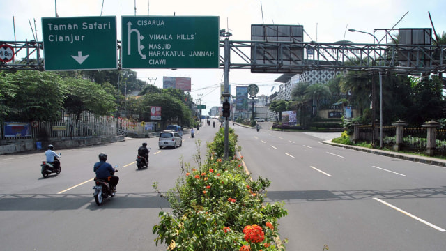 Sejumlah pengendara motor melewati jalur wisata Puncak, Gadog, Ciawi, Kabupaten Bogor, Jawa Barat. Foto: ANTARA FOTO/Arif Firmansyah