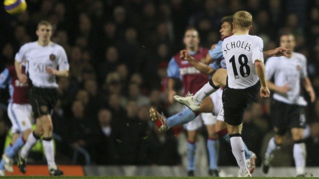 Gol spektakuler Paul Scholes ke gawang Aston Villa pada Desember 2006. Foto: Twitter @ManUtdSnapshot