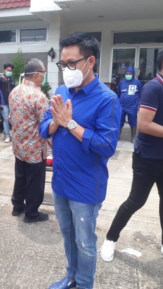 DPW PAN DKI JAKARTA, Eko Patrio saat mengadakan kegiatan sosial bagikan perlengkapan pencegahan corona. Foto: Dok. DPW PAN DKI Jakarta