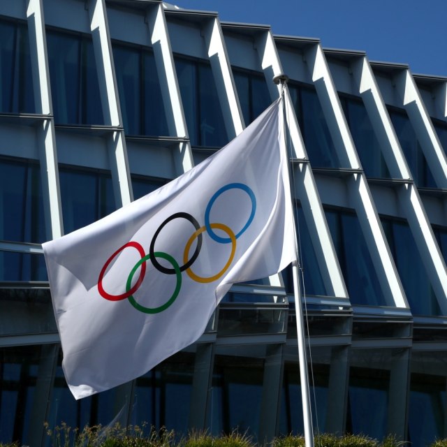 Bendera Olimpiade di kantor pusat IOC, Swiss. Foto: REUTERS/Denis Balibouse