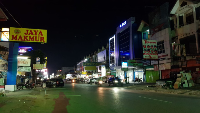 Salah satu sudut kota Samarinda yang terlihat sepi pada pukul 20.00 WITA kemarin (24/3) | Photo by Charles/Karja