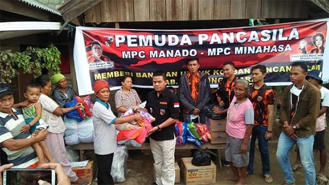 Penyaluran bantuan oleh Pemuda Pancasila Kabupaten Bolmut kepada korban banjir bandang di Desa Pangkusa