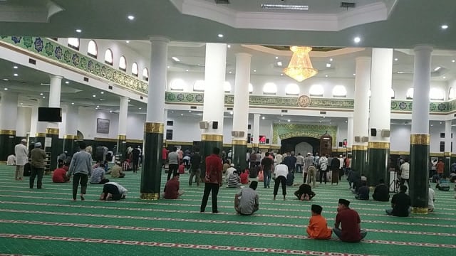 WARGA Pekanbaru saat melaksanakan Salat Jumat, 20 Maret 2020, di Masjid Agung An-Nur, Pekanbaru. 