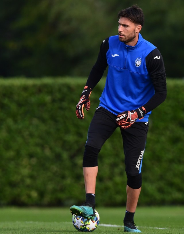 Marco Sportiello dalam sebuah sesi latihan Atalanta. Foto: AFP/Miguel Medina