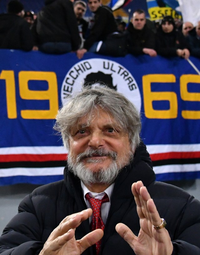 Presiden Sampdoria, Massimo Ferrero, berpose di depan tribune suporter. Foto: AFP/Alberto Pizzoli