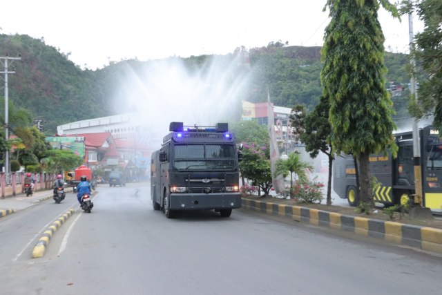 Kendaraan AWC dan Barier di Kota Jayapura yang sedang melakukan penyemprotan disinfektan. (Dok: Polda Papua)