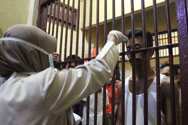 Polresta Banda Aceh Cek Suhu Tubuh Tahanan untuk antisipasi corona.jpg