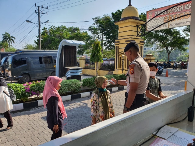 Polresta Banda Aceh Cek Suhu Tubuh Tamu.jpeg